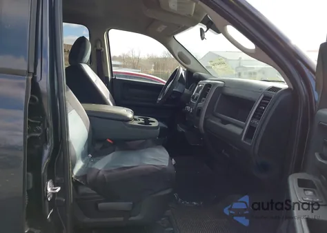 2017 Ram 1500 Express 4X4 6'4 Box z USA, uszkodzony, nr VIN 1C6RR7FG1HS837888